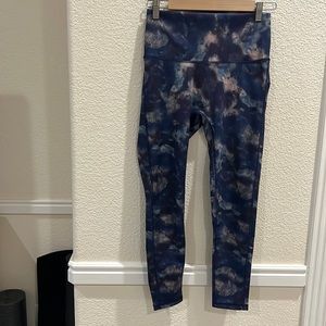 ALO Yoga Oil-slick leggings in Women’s Medium